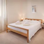 Rose With Pool * باردولينو