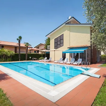 Rose With Pool Μπαρντολίνο