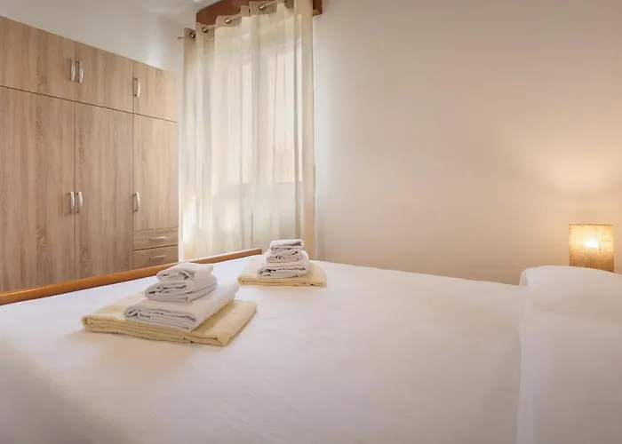 Rose With Pool Μπαρντολίνο