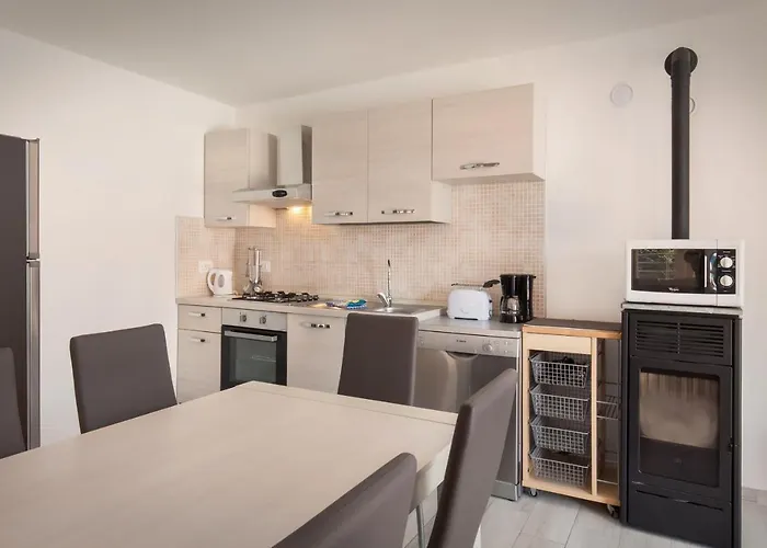 Rose With Pool Μπαρντολίνο