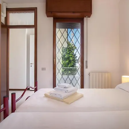 Rose With Pool Вілла