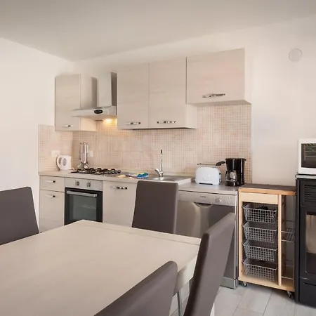 Rose With Pool Бардоліно