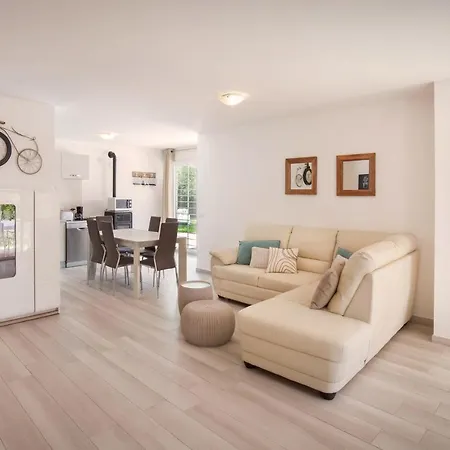 Rose With Pool Бардоліно