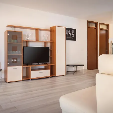 Rose With Pool * Bardolino