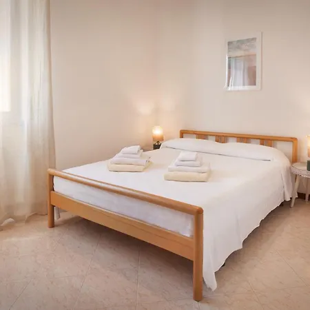 Rose With Pool * Bardolino