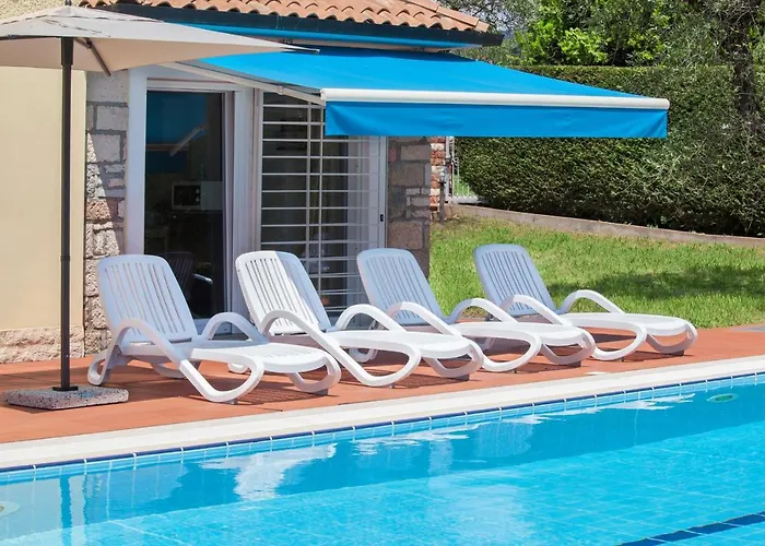 Rose With Pool فيلة *