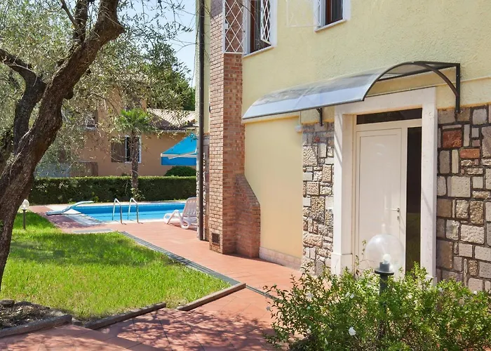 Rose With Pool فيلة