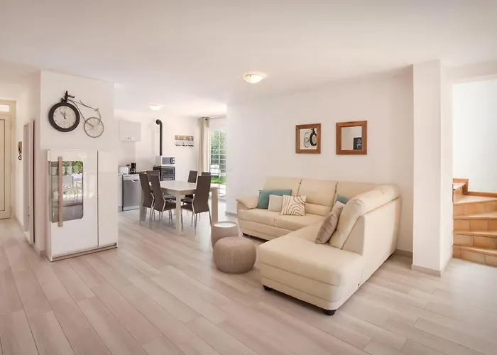 Rose With Pool باردولينو